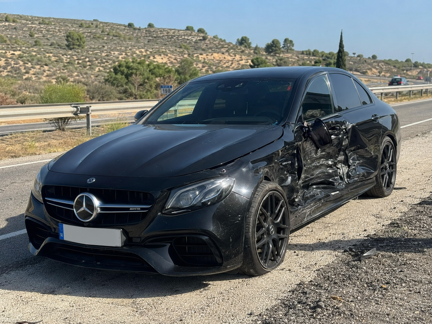 Mercedes AMG accidentado en una carretera de España